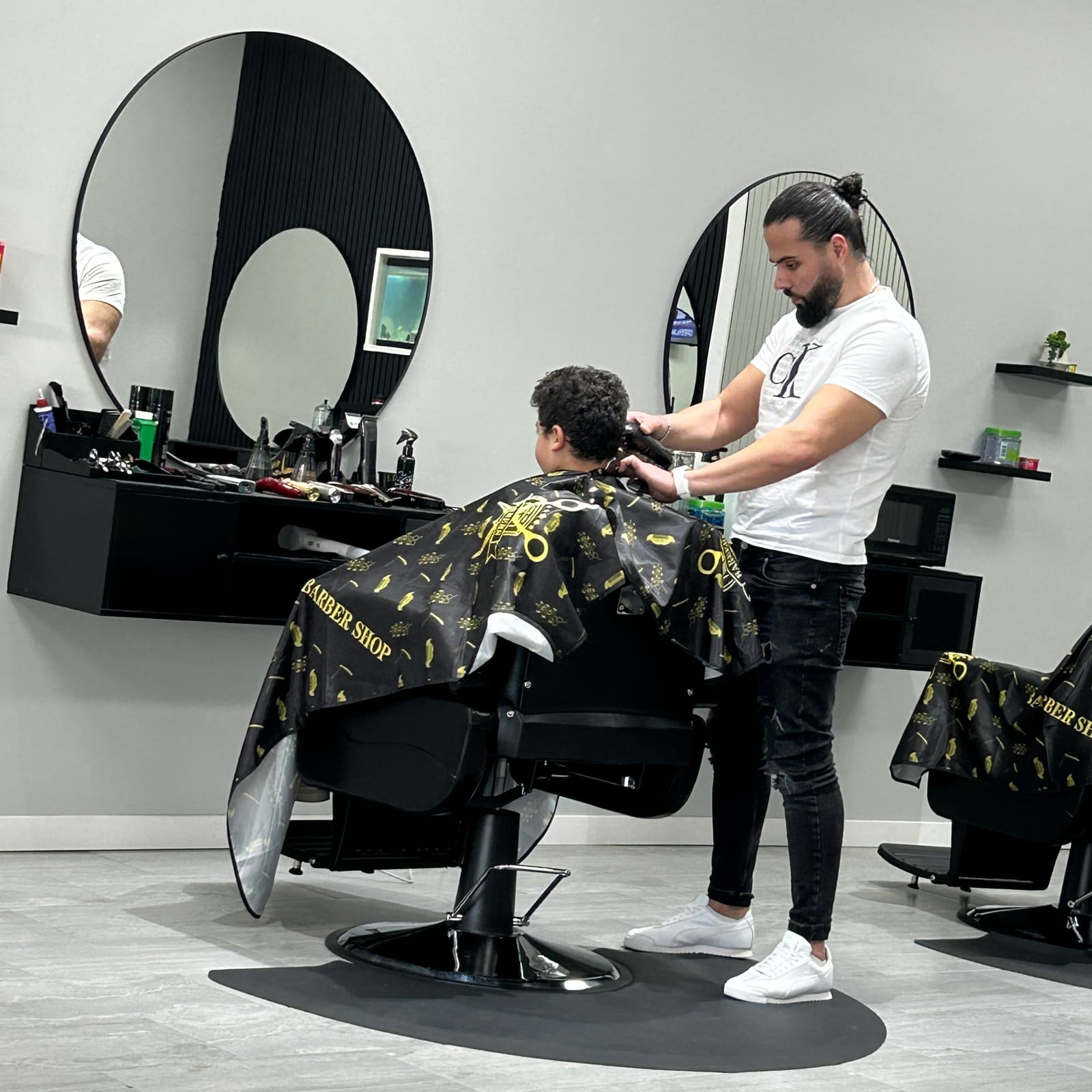 Lis doing a haircut on a kid
